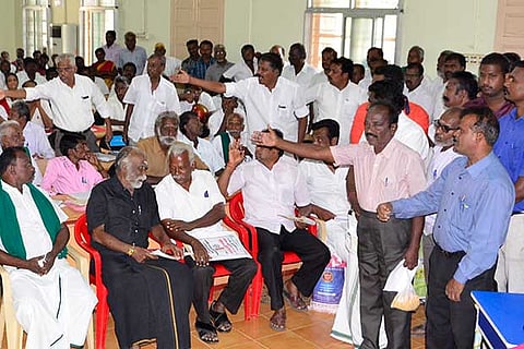 Farmers seen arguing with officials at the farmers grievance meeting held at Madurai