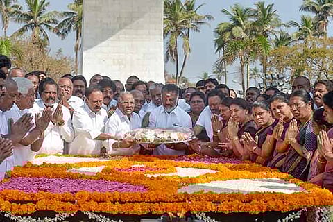 Chief Minister O Panneerselvam and other AIADMK leaders at MGR Memorial