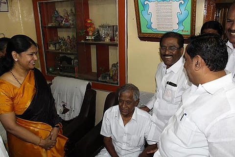 Kanimozhi inquiring the health of party?s senior functionary and former MP Agni Raj at Madurai