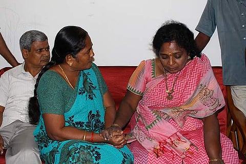 State BJP chief Tamilisai Soundararajan consoling the parents of Dr Saravanan at their house in Tiru