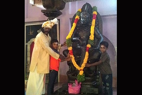 Jegaveera Pandiya Subramaniya Kattabommu Durai garlanding the statue of Veerapandiya Kattabomman