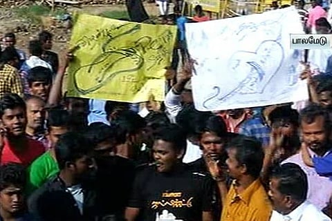People hoisted black flags at Palamedu village for not allowing them to hold Jallikattu
