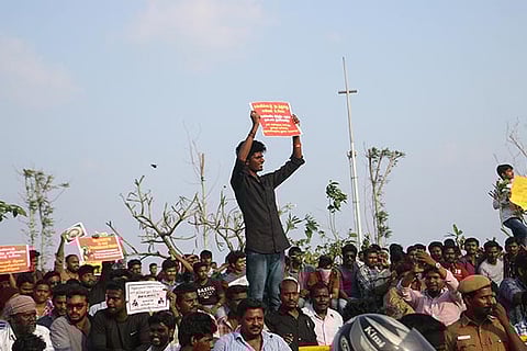 Tamil Nadu Ministers hold talks with pro-Jallikattu protestors