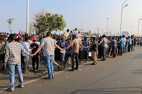 Protesters help police by preventing rallyists from coming over to the road