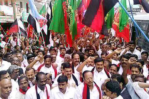 Protesters trying to enter Kerala through Anaikatty on the Tamil NaduKerala border