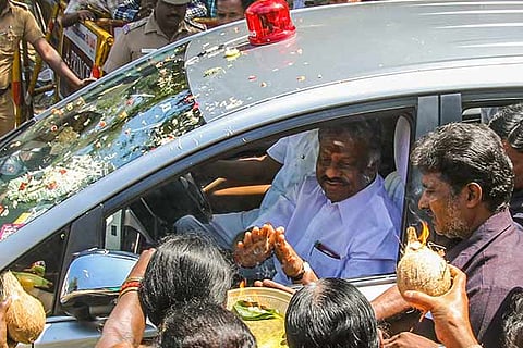 CM O Paneerselvam being greeted by people as he proceeds from his residence to the Secretariat