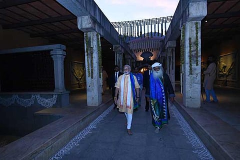 Modi along with Sadhguru Jaggi Vasudev walking into the Isha Yoga Centre