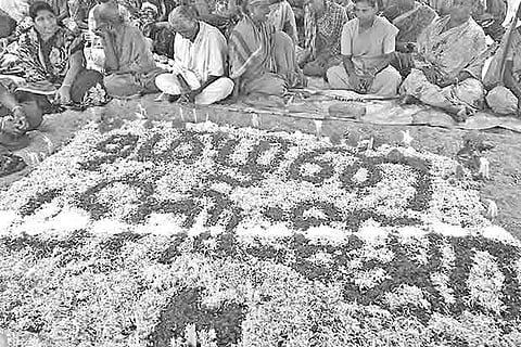 Protesters at Thangachimadam