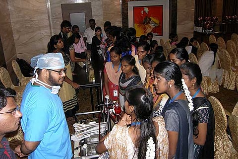 A doctor clarifies doubts of students