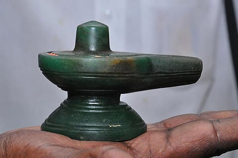 The seized emerald lingam