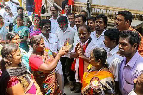 DMK candidate Maruthu Ganesh greeted by RK Nagar people during his campaign