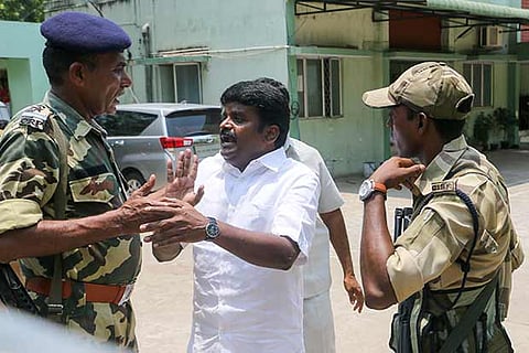 Health Minister Vijaya Baskar argues with CISF jawans at his residence on Greenways Road