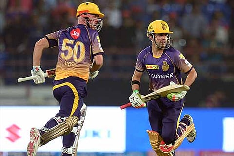 Gautam Gambhir (R) and Chris Lynn run between the wickets during the run chase of 184