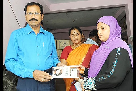 Tiruchy Collector KS Palanisamy distributes a smart PDS card to a consumer