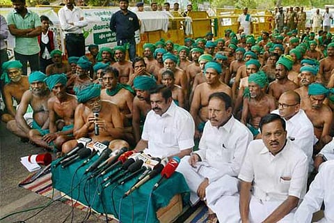 Edappadi K Palanisamy with the Tamil Nadu farmers, who protested in New Delhi on April 24