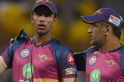 (L) Washington Sundar and (R) MS Dhoni