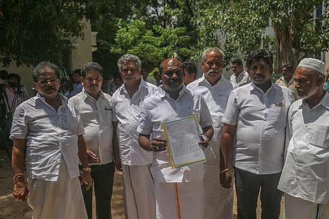 Vanigar Sangangalin Peramaippu president Vikramaraja with the petition