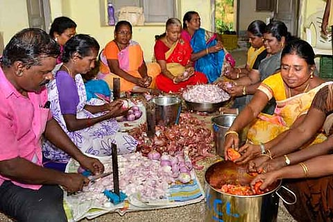 Protesters cut vegetables at Madurai Collectorate.(Photo: Imthiyas Ali)