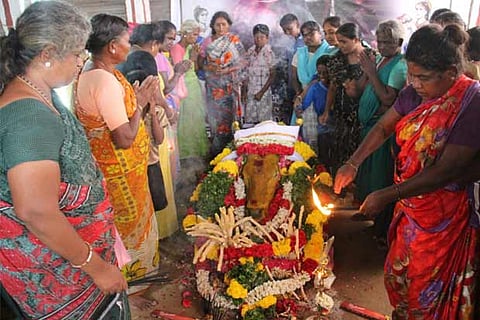 Villagers perform last rites to the jallikattu bull at Karisalkulam near Madurai