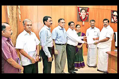 official committee on implementation of 7th Pay Commission submitted its report to TN CM.