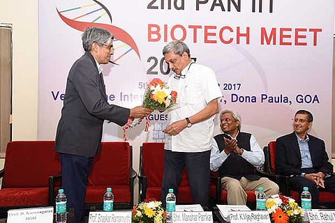 Professor Bhaskar Ramamurthi, Director, IIT Madras, presenting a bouquet to Goa CM Manohar Parrikar