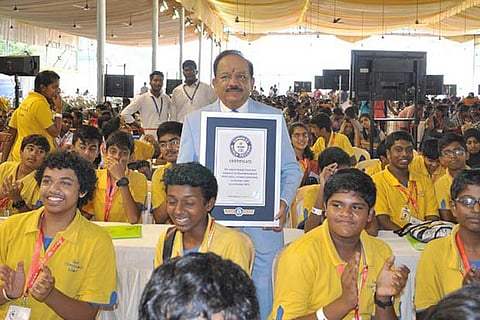 Union Minister Dr Harsh Vardhan with the school students, at the IISF 2017