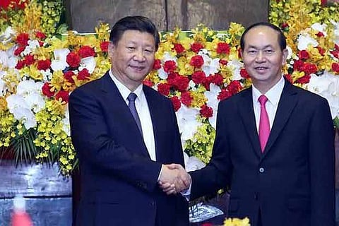 Chinese President Xi Jinping (Left) shakes hands with Vietnamese President Tran Dai Quang.(Reuters)