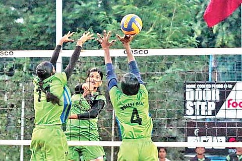 Action during women?s final between Jeppiaar Engg College and SDAT.(Photo: Justin George)
