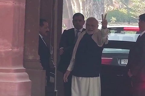 PM Modi flashes victory sign as BJP takes lead in election results