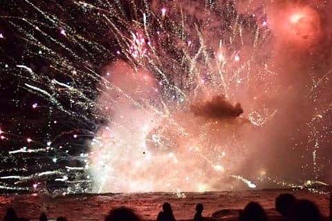Thousands flee fireworks explosion on Australia beach