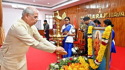 Governor Arlekar was scheduled to attend a book launch commemorating the Emergency at Kerala University, but his arrival was delayed due to a spontaneous protest over the display of a Bharat Mata image
