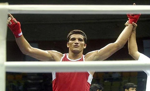 India's top boxer Dinesh Kumar has sustained injuries when the vehicle he was travelling in collided with a truck