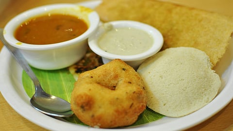 ಅಕ್ಕಿ ಮತ್ತು ಉದ್ದಿನ ಬೇಳೆಯಲ್ಲಿರುವ 'ಸ್ಟಾರ್ಚ್' ಎಂಬ ಅಂಶ ಸೂಕ್ಷ್ಮಾಣು ಜೀವಿಗಳಿಗೆ ಆಹಾರ