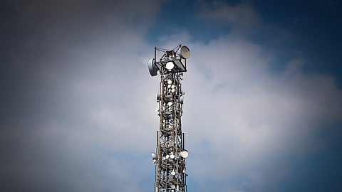 ಊರಿನ ತುಂಬ ಹರಡಿರುವ ಮೊಬೈಲ್ ಟವರ್ಗಳು ತಮ್ಮ ಸುತ್ತಲಿನ ಪ್ರದೇಶಕ್ಕೆ ಮೊಬೈಲ್ ಸೇವೆ ಒದಗಿಸುತ್ತವೆ