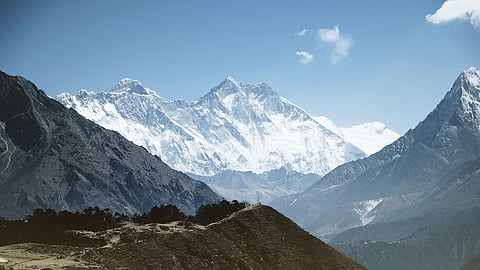 ಮೌಂಟ್ ಎವರೆಸ್ಟ್ ಅನ್ನು ಪ್ರಪಂಚದ ಅತಿ ಎತ್ತರದ ಪರ್ವತವೆಂದು ಗುರುತಿಸುವಲ್ಲಿ ಮಹತ್ವದ ಪಾತ್ರ ವಹಿಸಿದ್ದು ಒಬ್ಬ ಭಾರತೀಯ ಗಣಿತಜ್ಞ