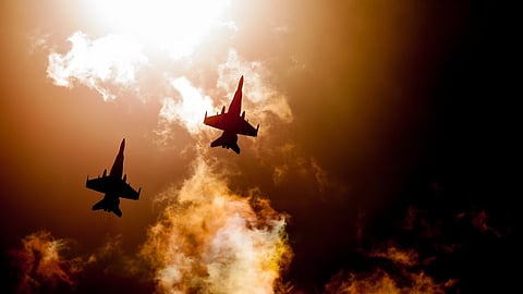 ಗಾಳಿಯಲ್ಲಿ ಹಾರುವ ವಿಮಾನದ ವೇಗ, ಗಾಳಿಯ ಮೂಲಕ ಶಬ್ದ ಸಾಗುವ ವೇಗಕ್ಕೆ ಸಮಾನವಾಗಿದ್ದರೆ ಅದು ಮಾಕ್ ೧