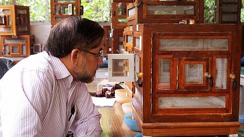 ತಮ್ಮ ಪ್ರಯೋಗಪೆಟ್ಟಿಗೆಯ ಮುಂದೆ ಪ್ರೊಫೆಸರ್ ರಾಘವೇಂದ್ರ ಗದಗಕರ್