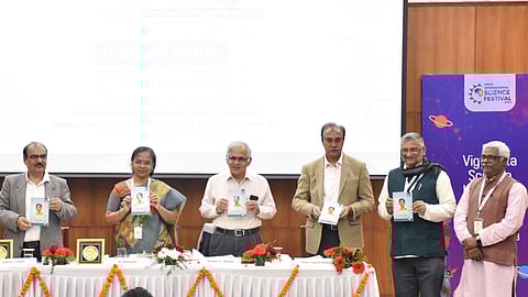 'ಕುತೂಹಲಿ' ಕಾರ್ಯಕ್ರಮದ ಅಂಗವಾಗಿ ವಿಜ್ಞಾನ್ ಪ್ರಸಾರ್ ಪ್ರಕಟಿಸಿರುವ ಕನ್ನಡದ ಎರಡು ಕೃತಿಗಳನ್ನು ಡಾ. ಕಲೈ ಸೆಲ್ವಿ ಲೋಕಾರ್ಪಣೆಗೊಳಿಸಿದರು.