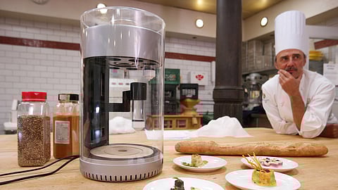 ಸಾಮಾನ್ಯ ಥ್ರೀಡಿ ಪ್ರಿಂಟರು ತಟ್ಟೆ-ಬಟ್ಟಲುಗಳನ್ನು ಮುದ್ರಿಸುತ್ತದಲ್ಲ, ಥ್ರೀಡಿ ಫುಡ್ ಪ್ರಿಂಟರು ಅವುಗಳಲ್ಲಿ ಹಾಕಿಕೊಂಡು ತಿನ್ನುವ ಆಹಾರವನ್ನೇ ಪ್ರಿಂಟ್ ಮಾಡಬಲ್ಲದು!