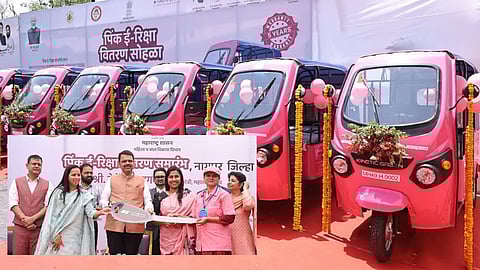 'Pink E-Rickshaw' distributed by Chief Minister Devendra Fadnavis in Nagpur