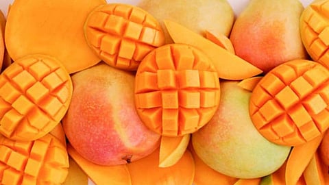 Think Twice Before Eating Mangoes at Night, Warn Health Experts