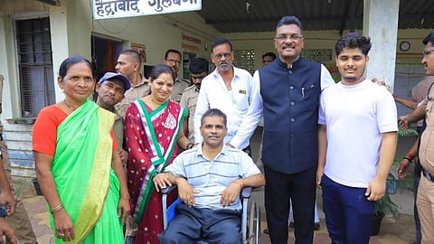 Transport Minister Pratap Sarnaik Conducts Surprise Inspection of ST Bus Stops