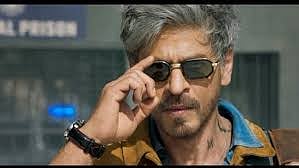 Crowd of Fans Outside 'Mannat' on Shah Rukh Khan's 60th Birthday