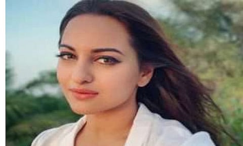Sonakshi Sinha gets tips on dealing with trolls from Sri Sri Ravi Shankar