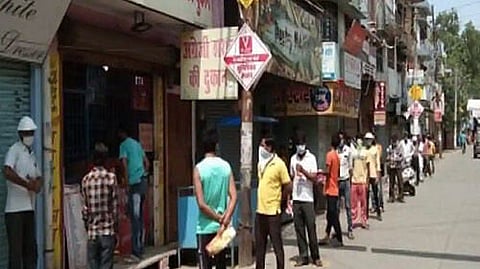 No need to queue outside liquor shops, Delhi Govt issues 4.75 lakh e-tokens