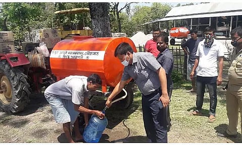 MLA Ashwani Roy Sarkar supplies drinking water to truckers on NH-31 during lockdown