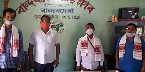 NF Railway engineer distributes masks, sanitizers among journalists in Lakhimpur