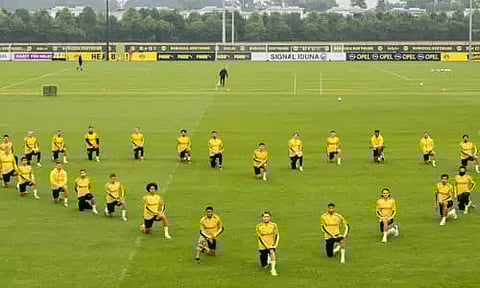 Borussia Dortmund stars show support for Floyd, 'take a knee' in training