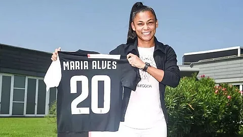 Maria Alves to stay with Juventus Women until 2021