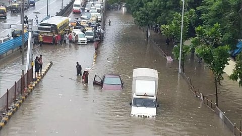 Mumbai lashed by heavy rain, traffic hit in several parts of the city